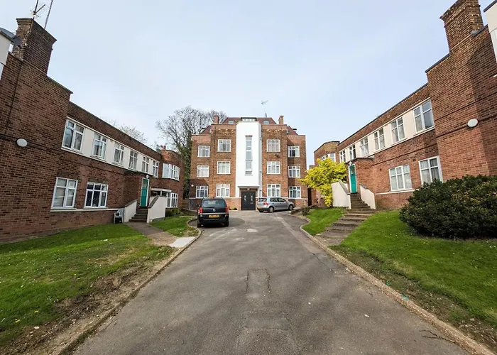 2Br Flat In Greater London With Free Parking