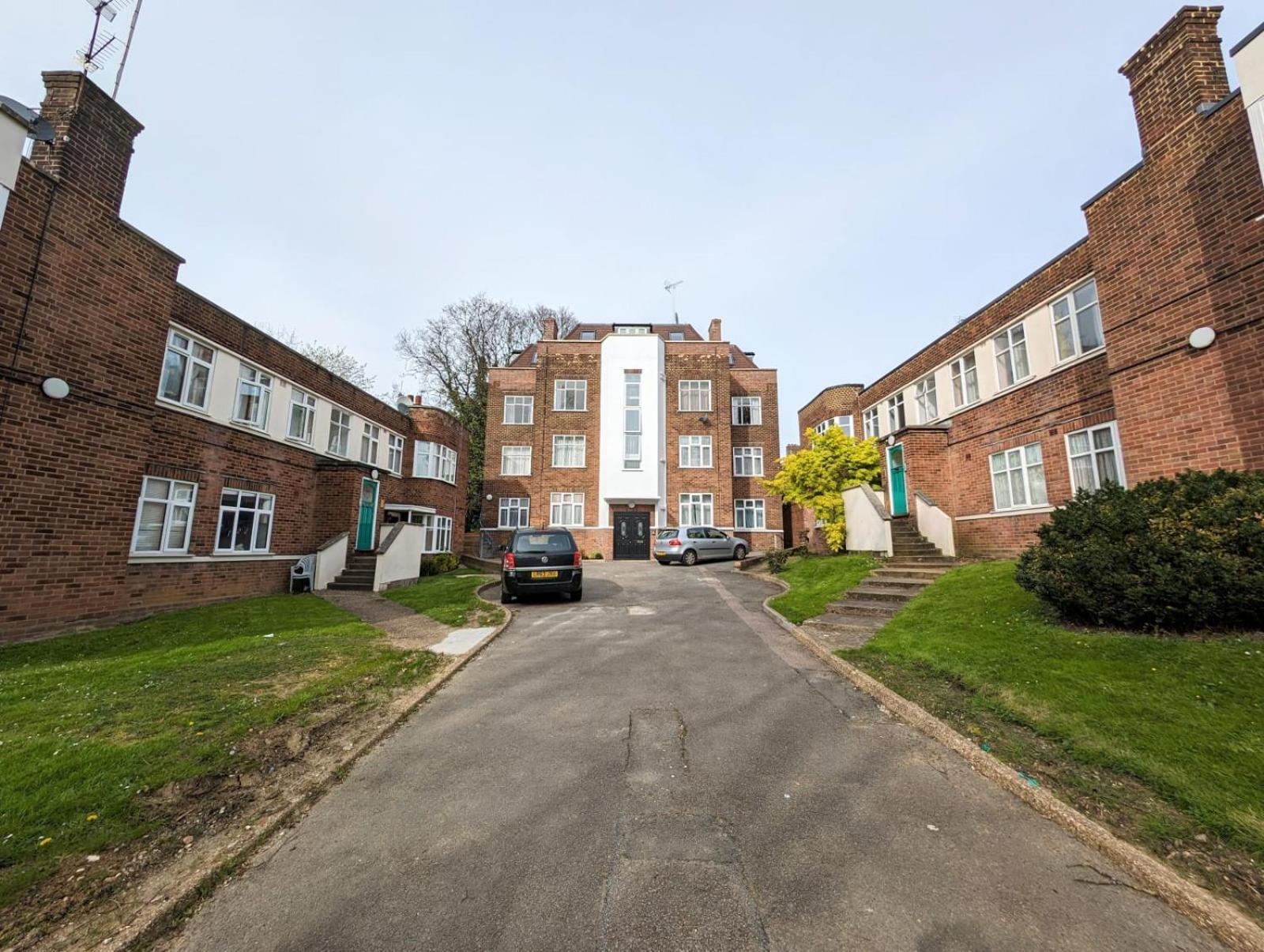 2br Flat In Greater London With Free Parking Finchley