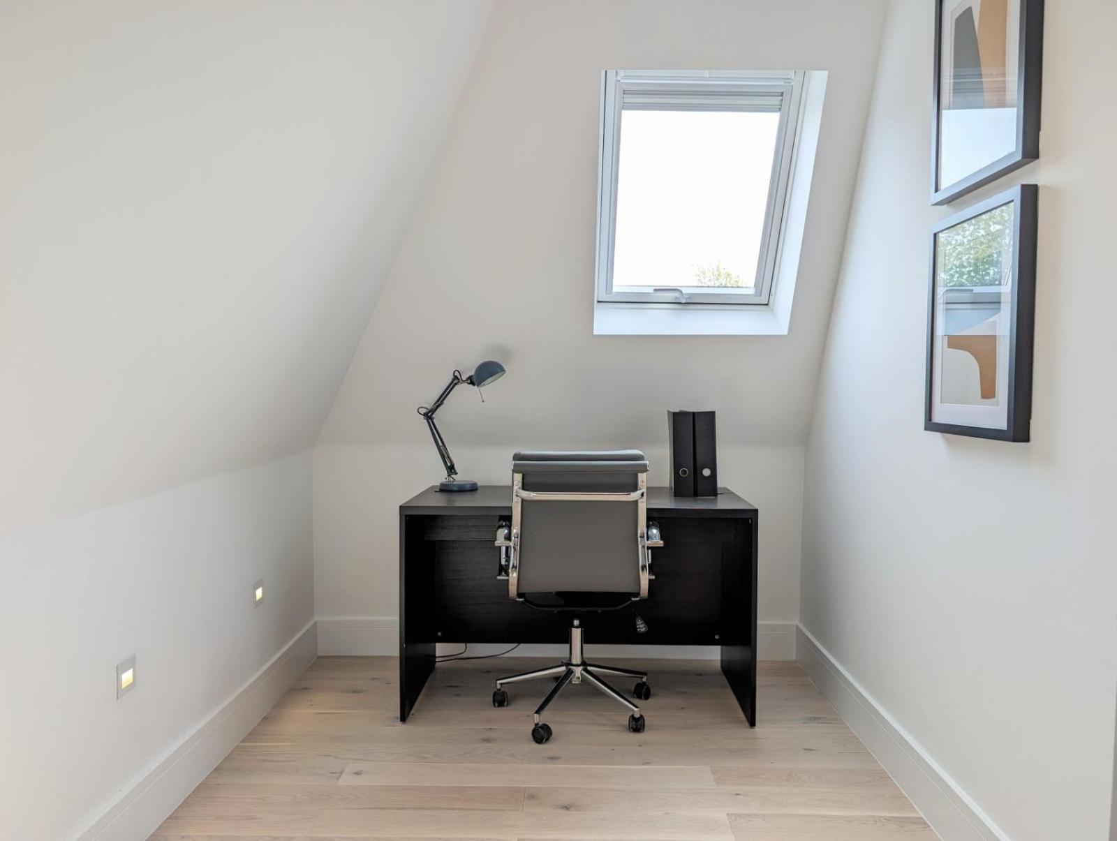 2br Flat In Greater London With Free Parking Apartment
