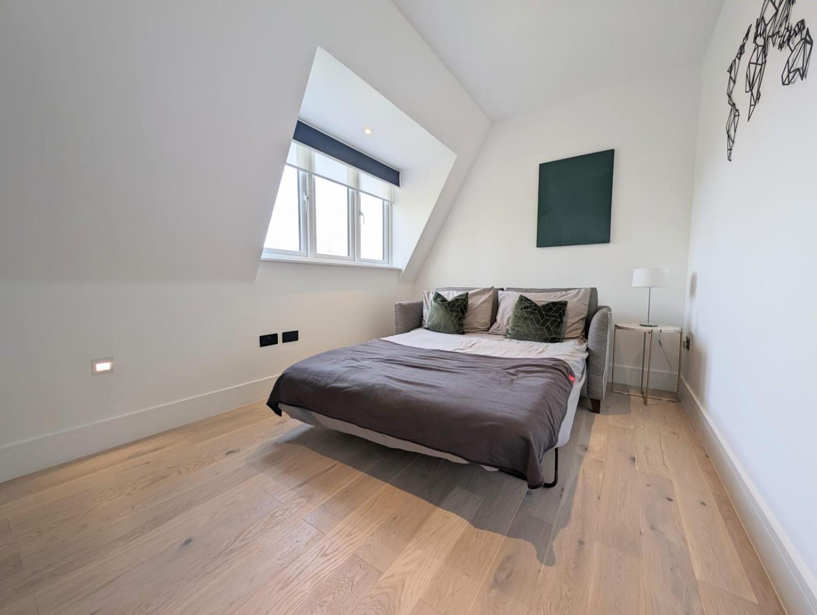 2br Flat In Greater London With Free Parking * Finchley