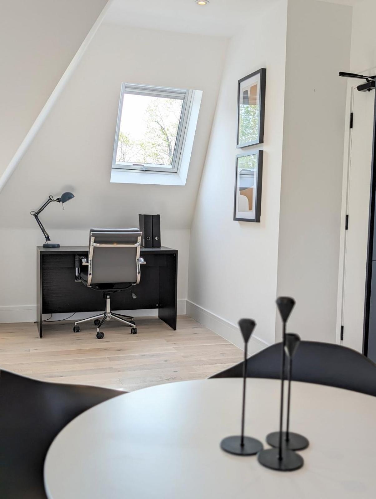 2br Flat In Greater London With Free Parking Apartment