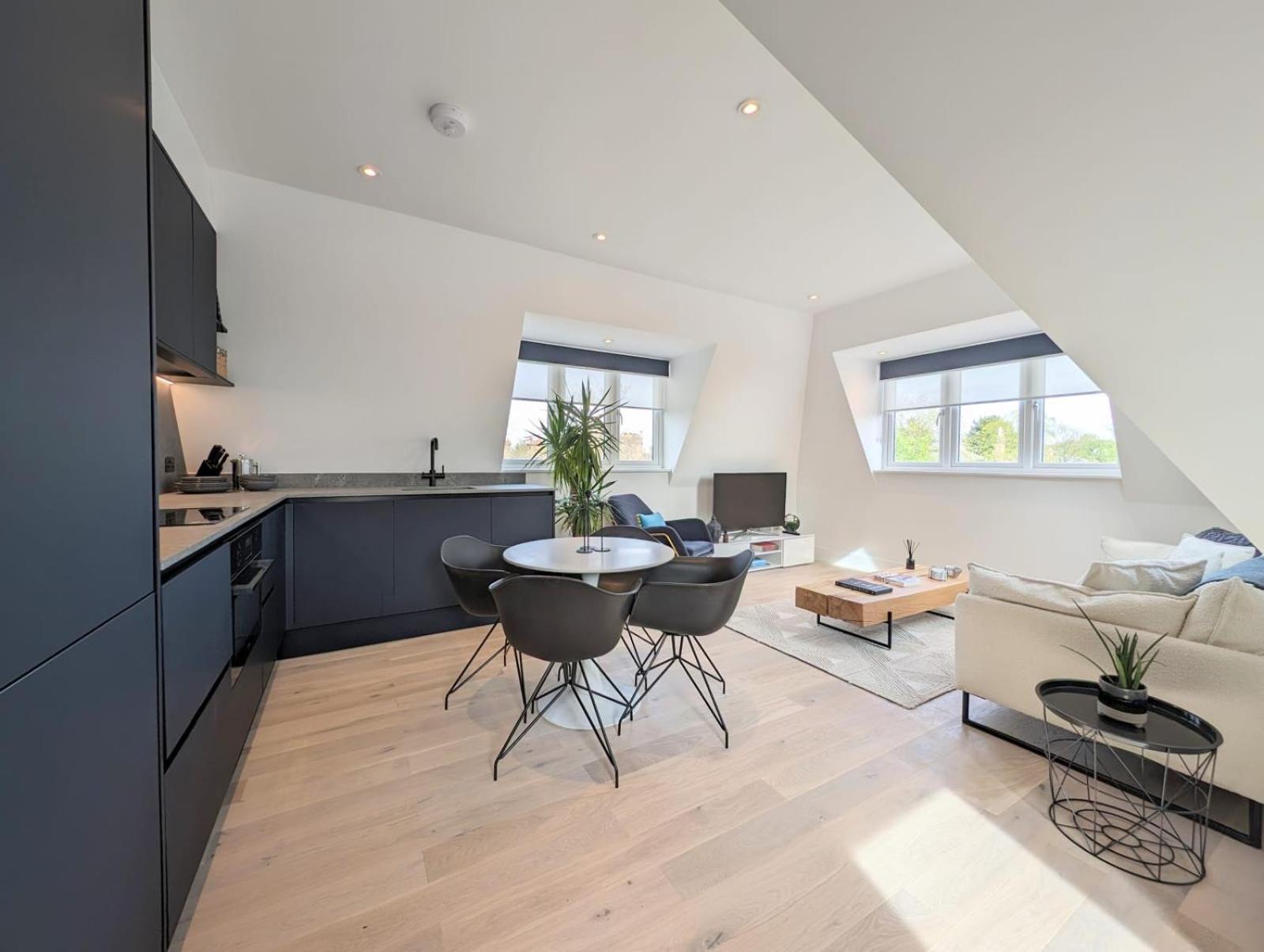 2br Flat In Greater London With Free Parking * Finchley