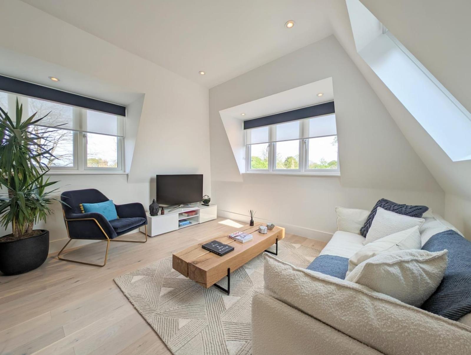 2br Flat In Greater London With Free Parking Apartment