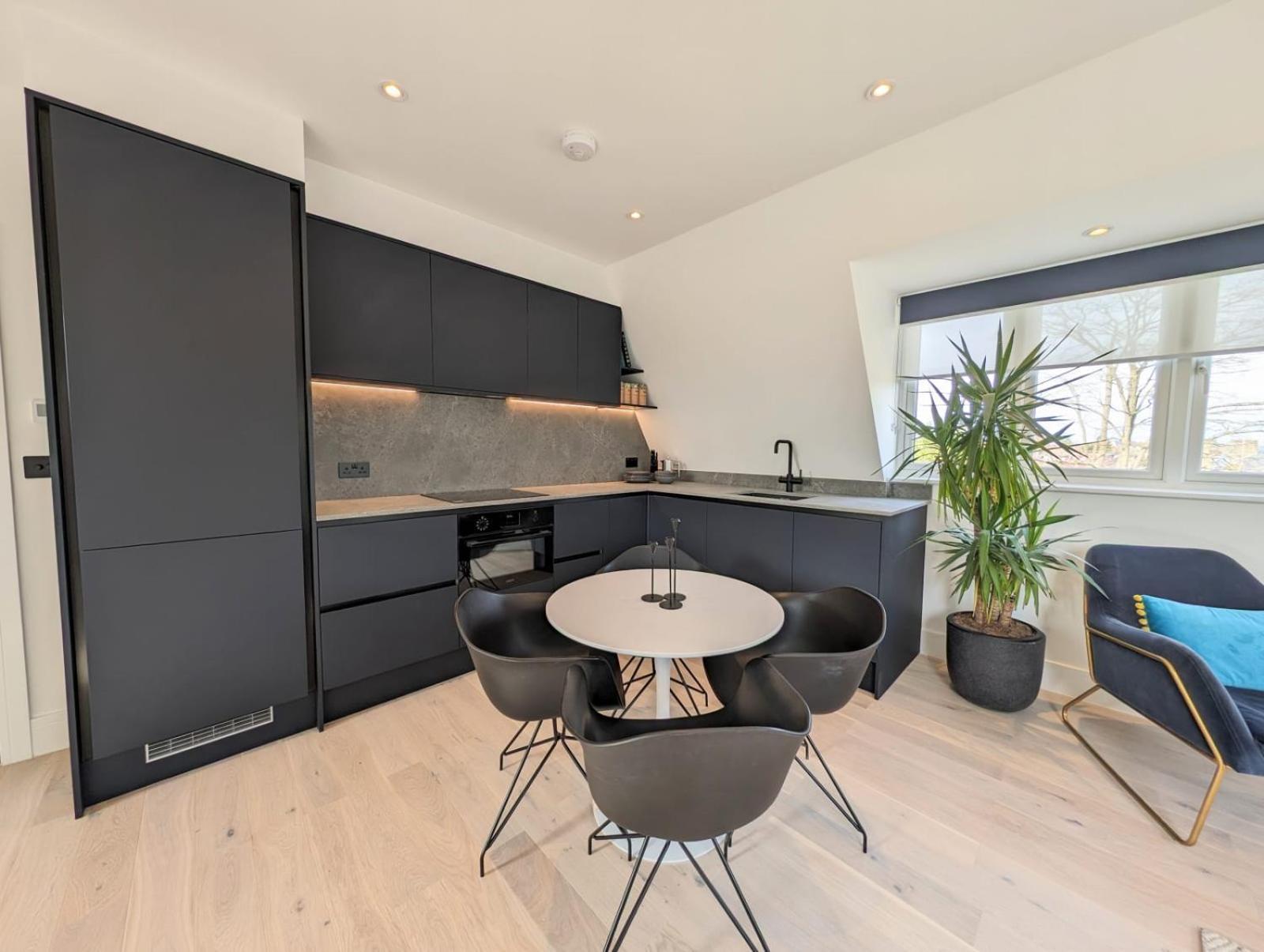 2br Flat In Greater London With Free Parking Apartment
